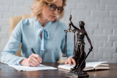 Bayan adalet heykeli ve kadın yargıç arkasında çalışma yakından görmek
