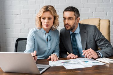 belgeler ve birlikte office içinde laptop çalışma iş ortakları konsantre