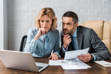 belgeleri ve dizüstü bilgisayar ile Office birlikte çalışma ciddi iş ortakları