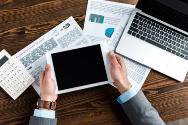 atış işadamı evrak işyerinde tablet kullanarak kırpılmış
