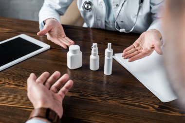 atış kadın doktorun ofisindeki hasta için çeşitli ilaçlar gösterilen kırpılmış