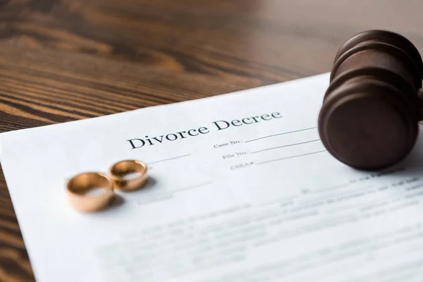 Vista Cerca Del Decreto Divorcio Anillos Boda Martillo Madera — Foto de Stock