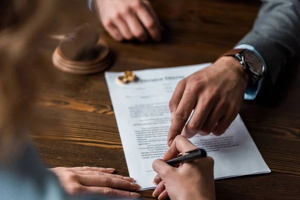 Vista Parcial Del Juez Señalando Papeles Clientes Firmando Decreto Divorcio —  Fotos de Stock