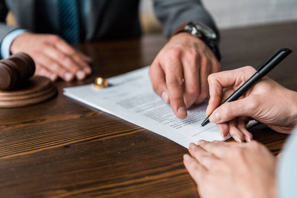 Recortado Tiro Juez Apuntando Los Papeles Cliente Firma Decreto Divorcio — Foto de Stock