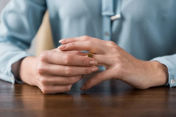 Primer Plano Vista Parcial Mujer Quitándose Anillo Bodas Concepto Divorcio — Foto de Stock