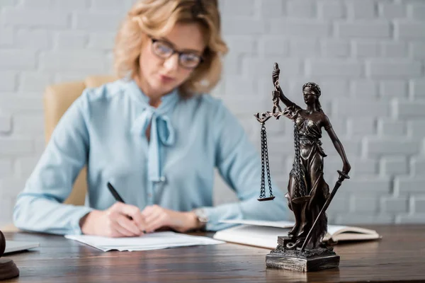 Vista Cerca Estatua Señora Justicia Abogada Que Trabaja Detrás — Foto de Stock