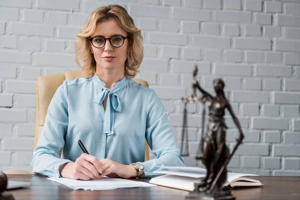 Selbstbewusste Rechtsanwältin Mit Brille Sitzt Arbeitsplatz Und Blickt Die Kamera — Stockfoto