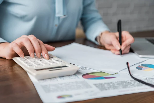 Schnappschuss Von Geschäftsfrau Mit Taschenrechner Und Arbeit Mit Papieren — Stockfoto