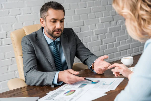 Bijgesneden Schot Van Zakenman Vrouwelijke Collega Werken Met Grafieken Diagrammen — Stockfoto