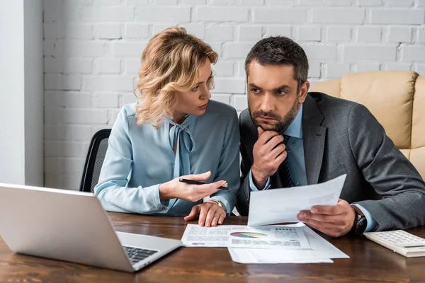 Socios Comerciales Seguros Que Trabajan Juntos Con Documentos Portátiles Oficina — Foto de Stock