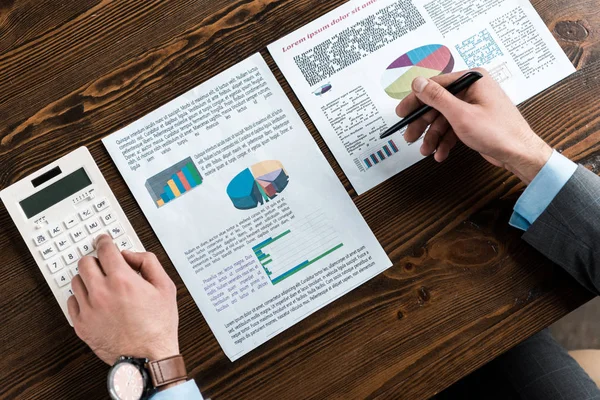 İşyerinde hesap makinesiyle evrak işi işadamı kadeh kırpılmış