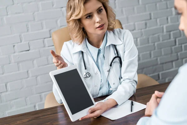 Kadın Doktor Gösteren Tablet Ile Hastaya Ofisinde Boş Perde — Stok fotoğraf