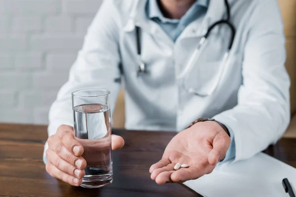 Bijgesneden Schot Van Dokter Geven Pillen Water Aan Patiënt Kantoor — Stockfoto