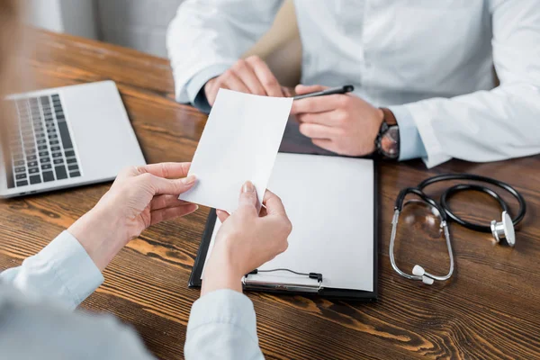 Colpo Ritagliato Del Medico Che Ricetta Medica Bianco Paziente Ufficio — Foto Stock