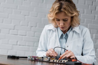 bilgisayar anakart inceleyerek Sınayıcısı ile kadın elektronik mühendisi