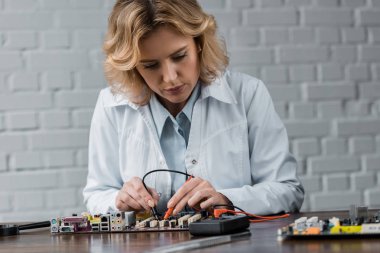 anakart inceleyerek Sınayıcısı ile kadın bilgisayar mühendisi