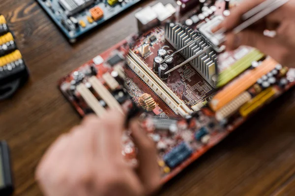 Cropped Shot Computer Engineer Tweezers Magnifying Glass Fixing Motherboard — Stock Photo, Image