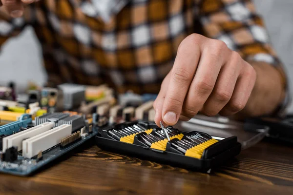 Dataingenjör Tar Skruvmejsel Caps Att Reparera Moderkort — Stockfoto