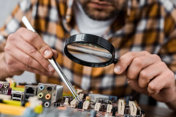 Beskuren Bild Elektronikingenjör Med Pincett Och Förstoringsglas Reparera Moderkort — Stockfoto