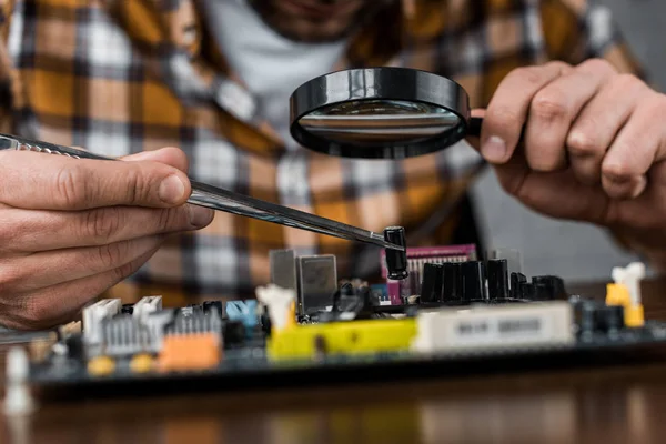 Cropped Shot Electronics Engineer Tweezers Magnifying Glass Repairing Motherboard — Stock Photo, Image