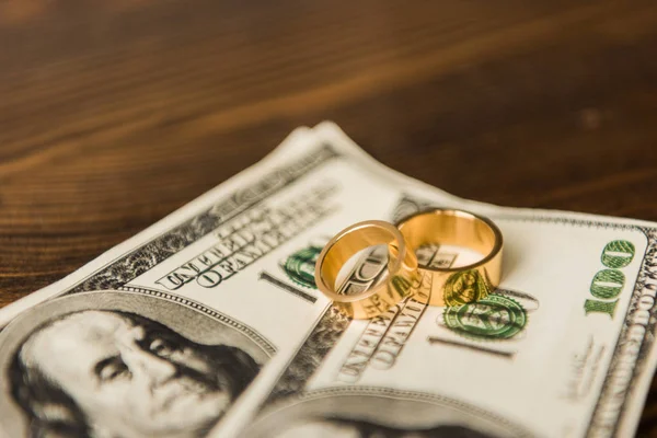 Close Tiro Dinheiro Anéis Casamento Mesa Madeira — Fotografia de Stock