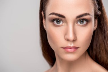 mükemmel cilt, gri izole çekici genç kadın portresi