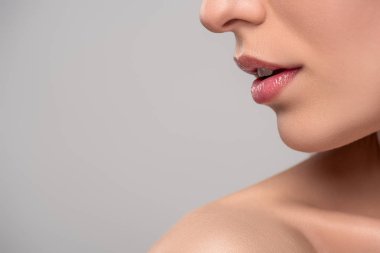 güzel dudaklar ve mükemmel cilt, gri izole kadın ile kırpılmış görünümünü