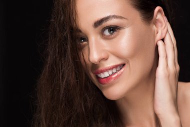 siyah izole esmer saçlı güzel gülümseyen kız portresi