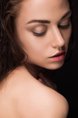 esmer saçlı ve mükemmel cilt güzel ihale kız portresi