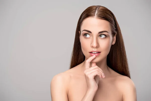 Retrato Bela Menina Nua Pensativa Com Cabelo Morena Isolado Cinza — Fotografia de Stock