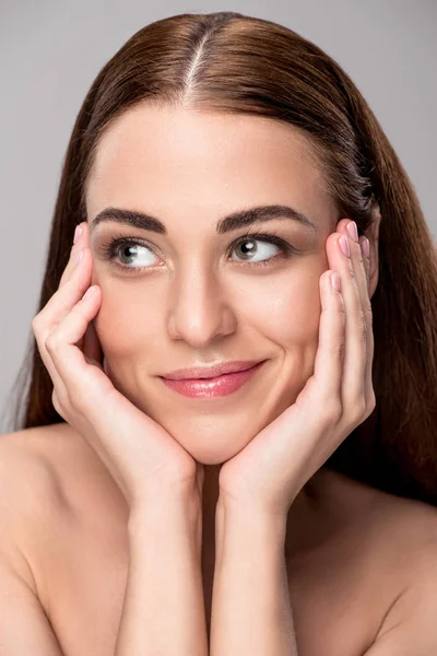 Retrato Jovem Mulher Sorridente Com Rosto Limpo Isolado Cinza — Fotografia de Stock