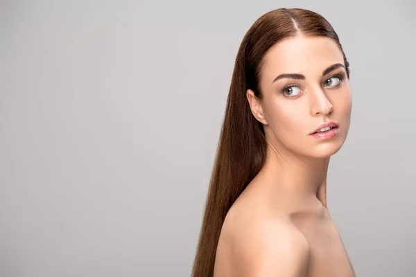 Mooie Brunette Meisje Met Een Perfect Schone Huid Geïsoleerd Grijs — Stockfoto