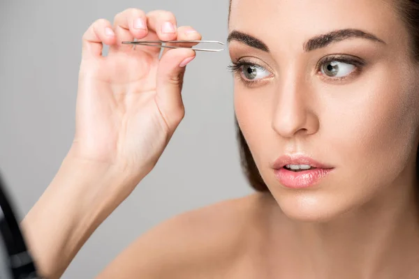 Hermosa Chica Corregir Forma Las Cejas Aisladas Gris —  Fotos de Stock