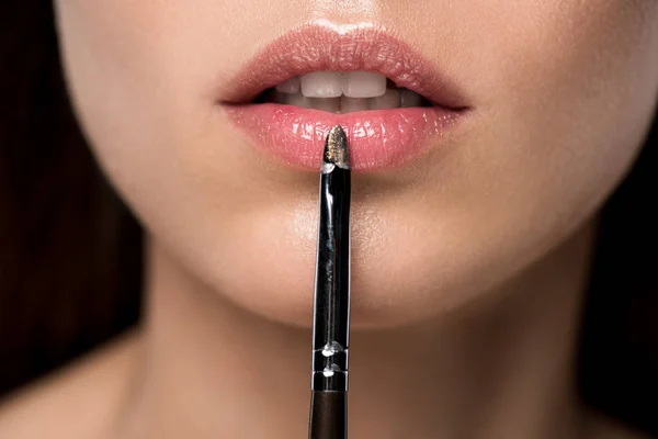 Cropped View Girl Applying Lip Gloss Cosmetic Brush — Stock Photo, Image