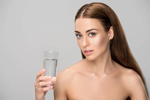 Hermosa Morena Mujer Desnuda Sosteniendo Vaso Agua Aislado Gris — Foto de Stock