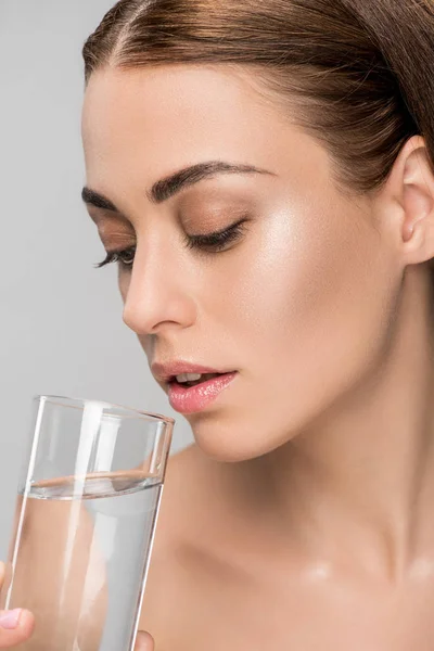 Attraktiv Ung Kvinna Dricksvatten Isolerad Grå — Stockfoto