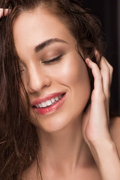 Retrato Bela Menina Sorridente Com Olhos Fechados — Fotografia de Stock