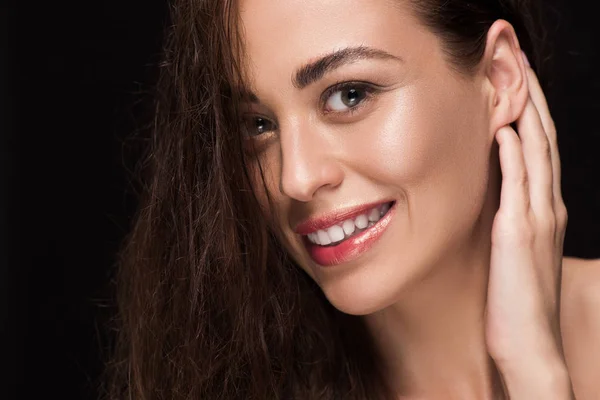 Retrato Hermosa Chica Sonriente Con Cabello Moreno Aislado Negro —  Fotos de Stock