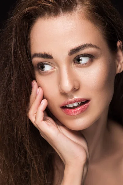 Retrato Mujer Tierna Atractiva Con Cabello Moreno — Foto de stock gratuita