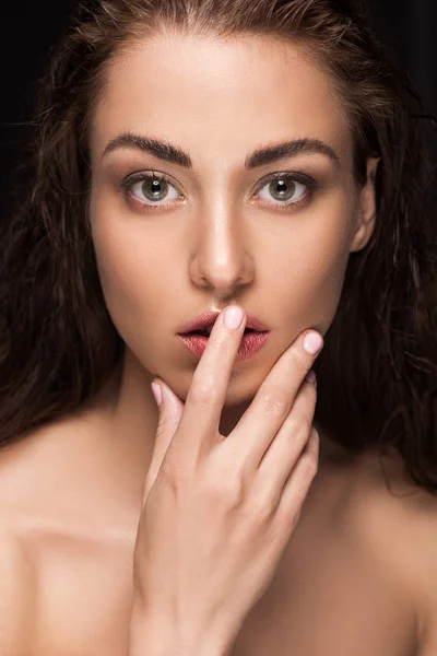 Portret Van Mooi Mals Meisje Met Donkerbruine Haren — Stockfoto