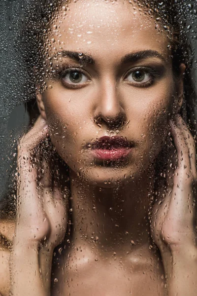 Menina Concurso Atraente Atrás Vidro Molhado Chuveiro — Fotografia de Stock