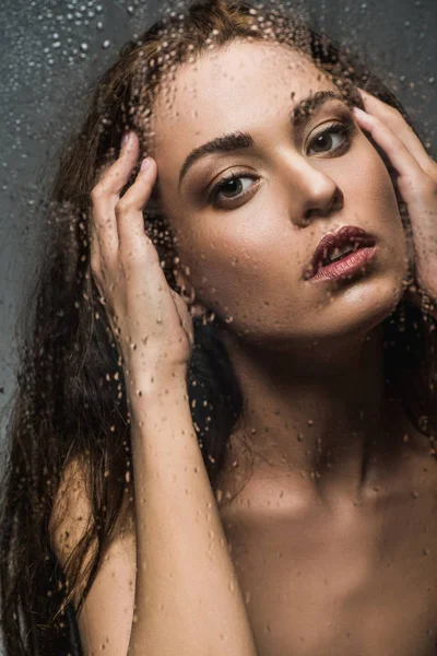Güzel Genç Kadın Ile Islak Cam Arkasında Bırakır — Stok fotoğraf