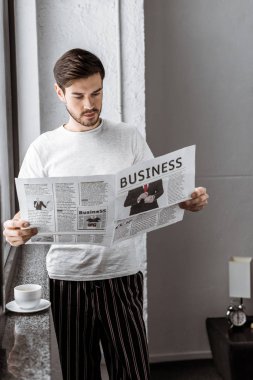 yakışıklı genç adam iş gazetede evde pijama  
