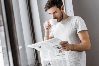 kahve içme ve sabah gazetede yakışıklı delikanlı