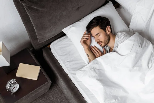 Bovenaanzicht Van Knappe Bebaarde Jonge Man Slapen Bed Ochtend — Stockfoto