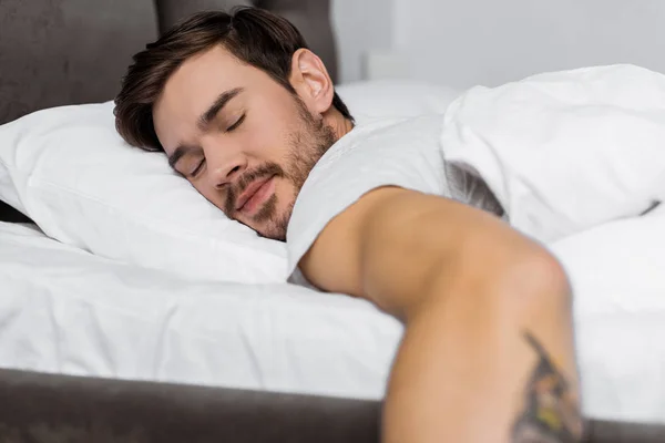 Όμορφος Γενειοφόρος Νέος Άνδρας Κοιμάται Στο Κρεβάτι — Φωτογραφία Αρχείου