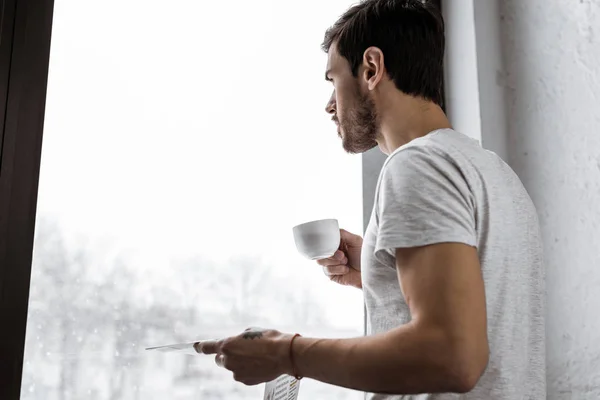 Schöner Junger Mann Mit Tasse Kaffee Und Zeitung Der Zum — kostenloses Stockfoto