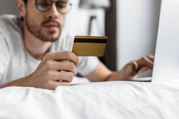 Vista Cerca Del Joven Gafas Con Tarjeta Crédito Uso Ordenador — Foto de stock gratuita