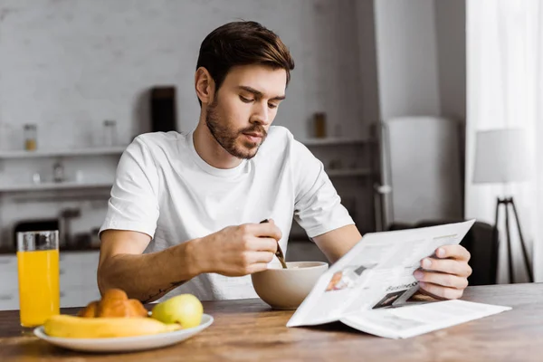 Beau Jeune Homme Prendre Petit Déjeuner Lire Journal Maison — Photo