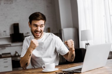 yakışıklı delikanlı ile kahve yapma video ara laptop ve yumruklarını evde gösterilen